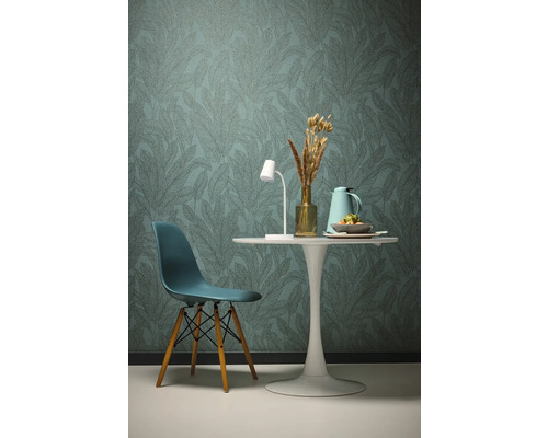 Vardagsrum med mönstrad tapet, matbord och stol