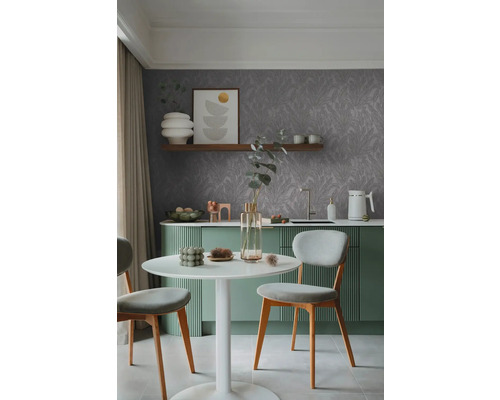 Modern köksscen med matbord, stolar, pentry och blommig tapet