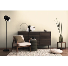 Vardagsrumsscen med byrå, fåtölj, golvlampa och dekorativa element på en matta