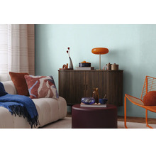 Vardagsrum med soffa, skåp, sidobord och stol