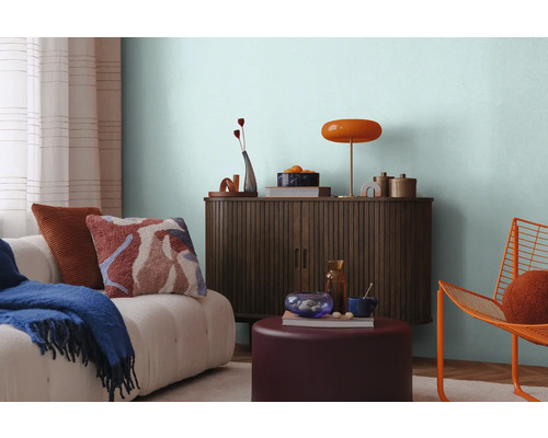 Vardagsrum med soffa, skåp, sidobord och stol