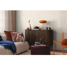Vardagsrum med soffa, byrå, lampa och dekoration för en mysig atmosfär