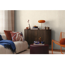 Vardagsrum med soffa, byrå och dekoration för en mysig atmosfär