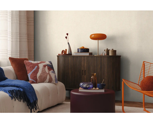 Vardagsrum med soffa, byrå och dekoration för en mysig atmosfär