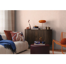 Vardagsrum med soffa, byrå, lampa och dekoration