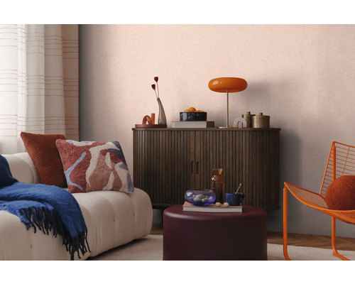 Vardagsrum med soffa, byrå, lampa och dekoration