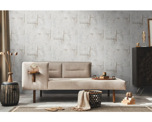 Vardagsrum med modern soffa, abstrakt tapet och dekorativa element för en stilfull atmosfär.