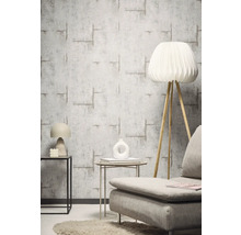 Interiör med mönstrad tapet, lampa och möbler