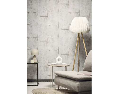 Interiör med mönstrad tapet, lampa och möbler