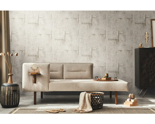 Vardagsrum med beige soffa och mönstrad tapet