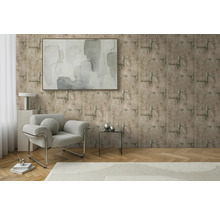 Vardagsrum med mönstrad tapet, fåtölj och konstverk