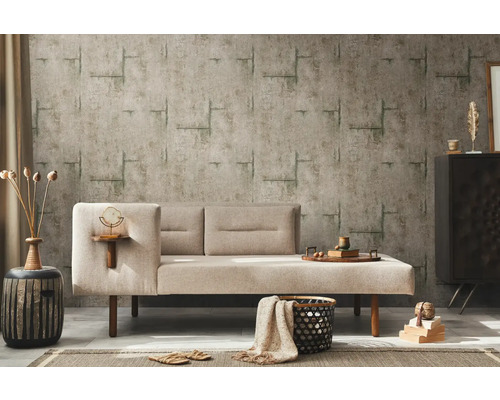 Vardagsrum med beige bäddsoffa, mönstrad tapet och dekorativa element för en mysig atmosfär.