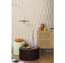 Interiör med möbler och dekorativa föremål, inklusive en golvlampa, ett skåp, pallar och en tapet med geometriskt mönster