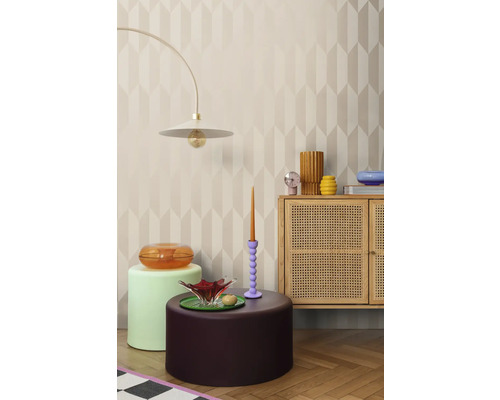 Interiör med möbler och dekorativa föremål, inklusive en golvlampa, ett skåp, pallar och en tapet med geometriskt mönster