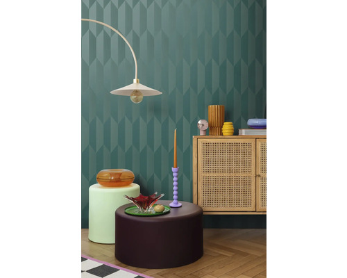 Interiör med dekorativ vägg, lampa, byrå och dekorativa element för en stilfull atmosfär.