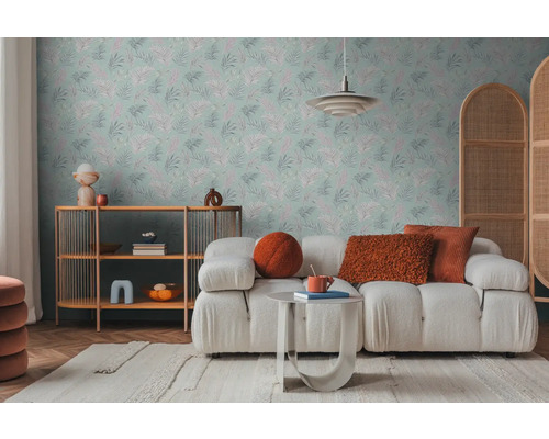 Vardagsrum med blommönstrad tapet, soffa och sidobord