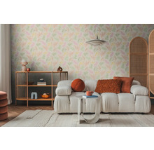 Vardagsrum med soffa, hylla och blad tapet