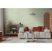 Vardagsrum med soffa, sidobord, hylla och mönstrad tapet