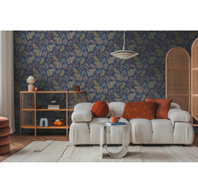 Vardagsrum med mönstrad tapet, soffa, hylla och matta