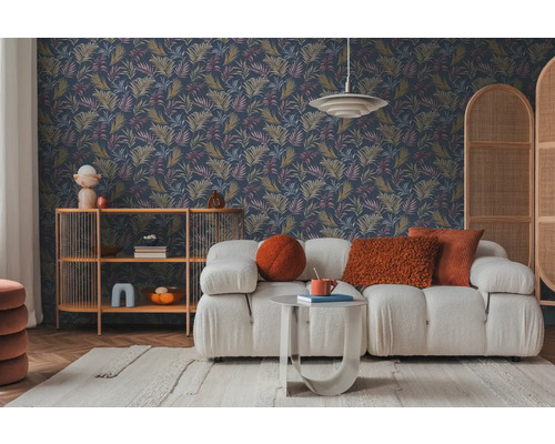 Vardagsrum med mönstrad tapet, soffa, hylla och matta