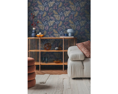 Vardagsrum med mönstrad tapet, hylla och soffa