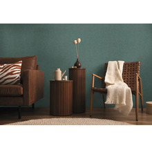 Vardagsrum med soffa, fåtölj, sidobord och dekorativa element för en mysig atmosfär.