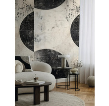 Vardagsrum med soffa, soffbord och tapet med abstrakt cirkelmönster.