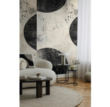 Vardagsrum med soffa, matta, sidobord och mönstrad tapet