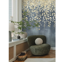 Dekorativ interiör med fåtölj och blommig tapet