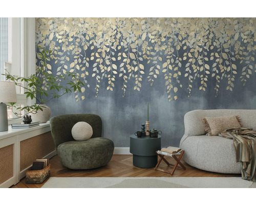 Vardagsrum med blommig tapet, fåtölj och soffa