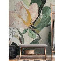 Vardagsrum med en blommig tapet, en sittbänk och dekorativa element.