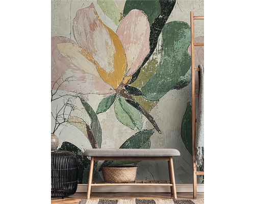 Vardagsrum med en blommig tapet, en sittbänk och dekorativa element.