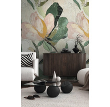 Vardagsrum med blommig tapet, soffa, skänk och soffbord