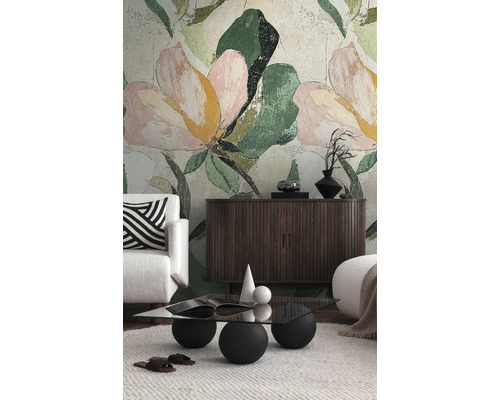 Vardagsrum med blommig tapet, soffa, skänk och soffbord