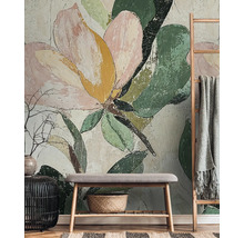 Dekorativt rum med en blommig väggtapet, en bänk och en stege