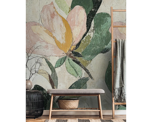 Dekorativt rum med en blommig väggtapet, en bänk och en stege