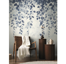 Dekorativ tapet med bladmönster i ett stilfullt vardagsrum med fåtölj och sidobord.