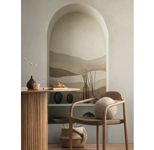 Interiör med ett matbord, en stol och en hyllnisch med dekorativa element.