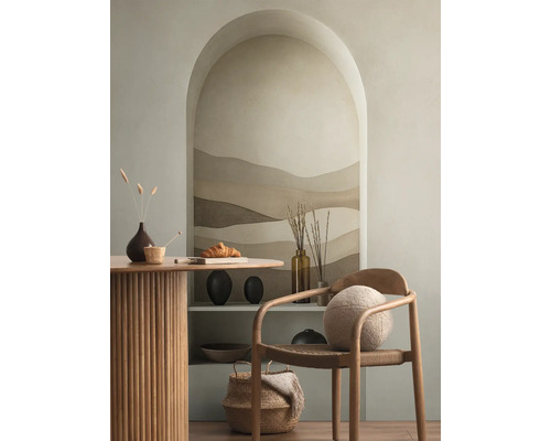 Interiör med ett matbord, en stol och en hyllnisch med dekorativa element.