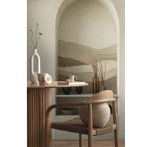 Inredningsidé med bord, stol och dekoration för en stilfull atmosfär