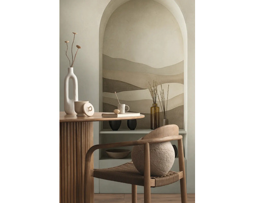 Inredningsidé med bord, stol och dekoration för en stilfull atmosfär