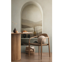 Ljust rum med matbord, trästol och dekorativa element på en hylla i en nisch