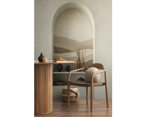 Ljust rum med matbord, trästol och dekorativa element på en hylla i en nisch