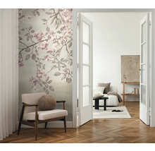 Vardagsrum med blommig fototapet, fåtölj och öppen dörr