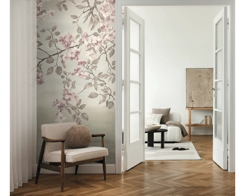 Vardagsrum med blommig fototapet, fåtölj och öppen dörr
