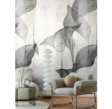 Miljöbild med fåtölj, sidobord och tapet med bladmönster