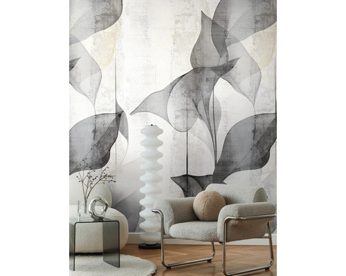 Miljöbild med fåtölj, sidobord och tapet med bladmönster