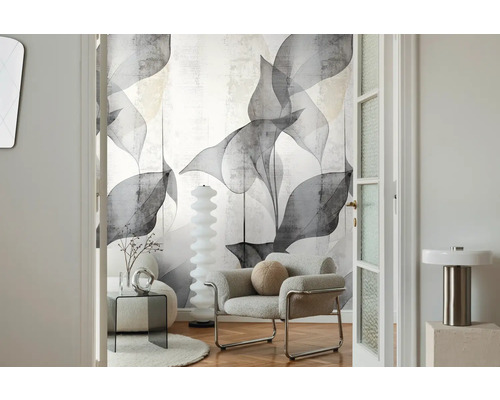 Vardagsrum med bladmotivet tapet, fåtölj och golvlampa