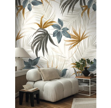 Vardagsrum med mönstrad tapet med växtmotiv, fåtölj och sidobord