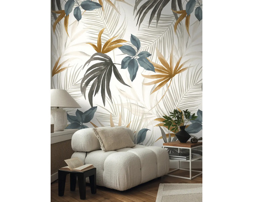 Vardagsrum med mönstrad tapet med växtmotiv, fåtölj och sidobord